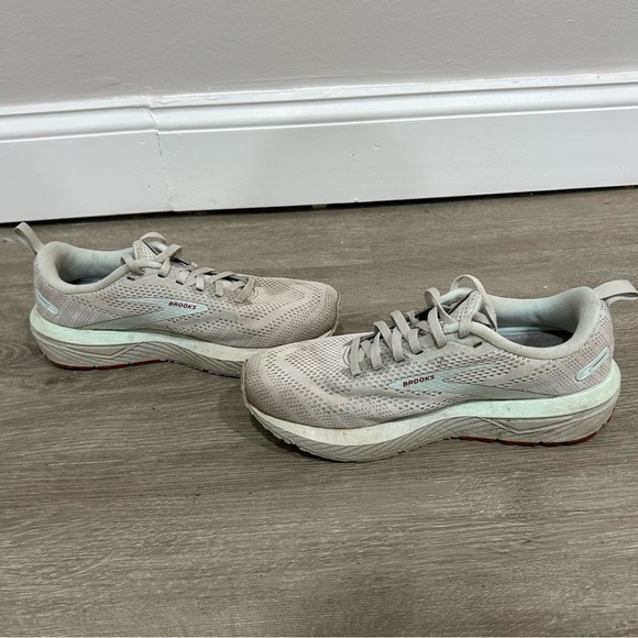 Brooks Running Women’s Revel 6 Light Grey Athletic Performance Sneaker Size 7.5 - Picture 8 of 9